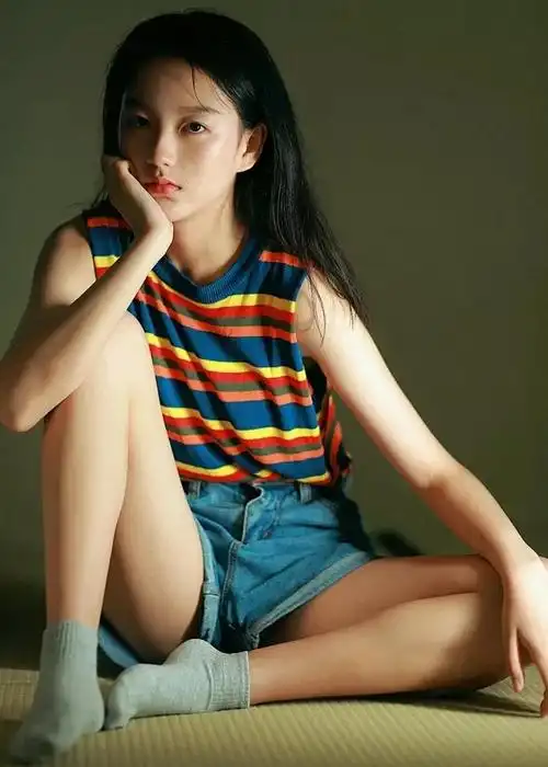 动漫新番《深海邮差》封面：深潜舱与发光水母